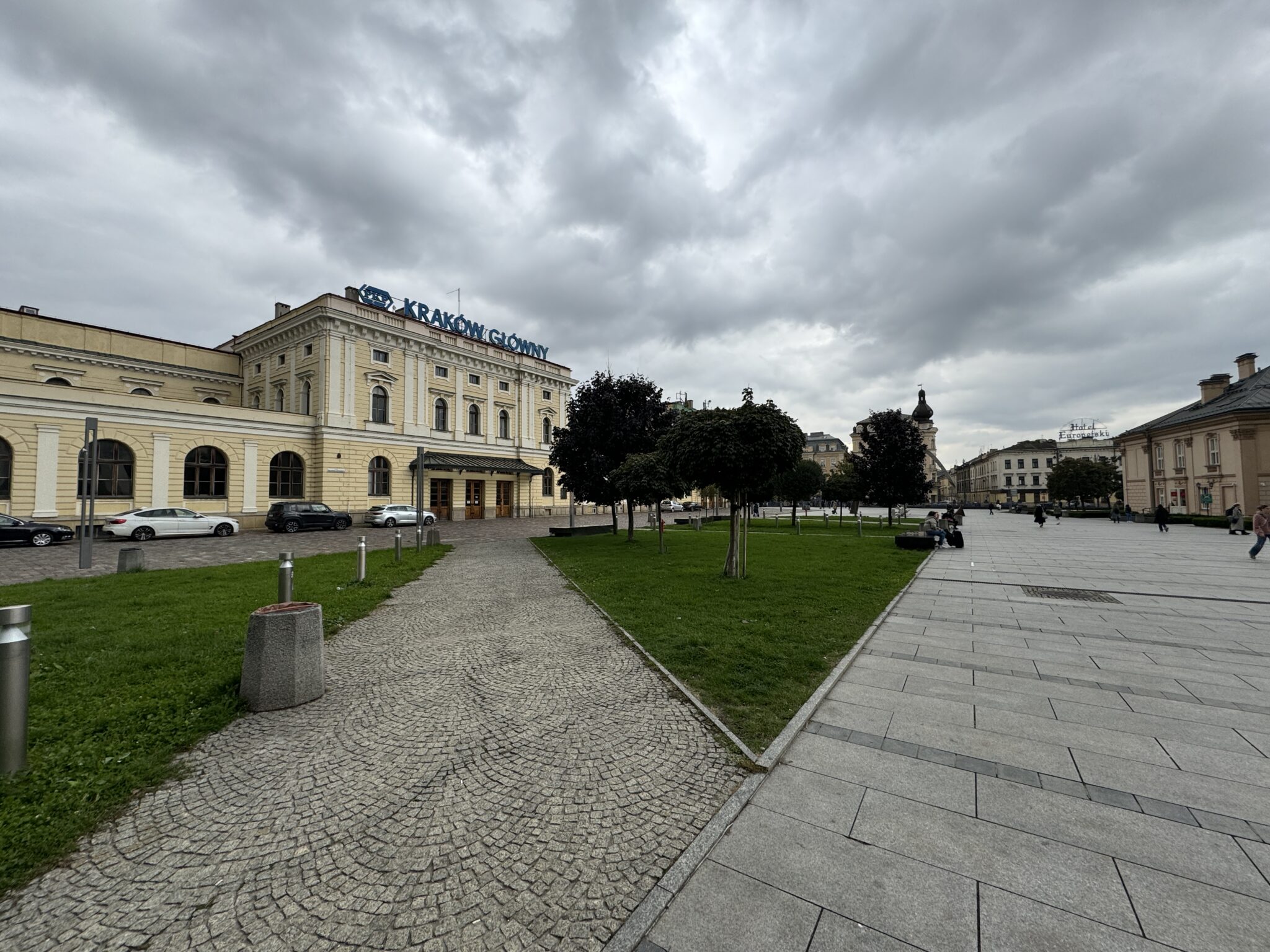 Ta metoda jest odpowiednia dla tych, którzy mają ochotę i czas, w przeciwnym razie warto rozważyć skup aut. Skup aut jest najlepszym rozwiązaniem dla tych, którzy nie mogą czekać. Również ta opcja jest po prostu idealnym wyjściem z sytuacji, jeśli posiadasz samochód po wypadku, nie możesz spłacić kredytu samochodowego, a nadal jeździsz samochodem, który nie przeszedł odprawy celnej.